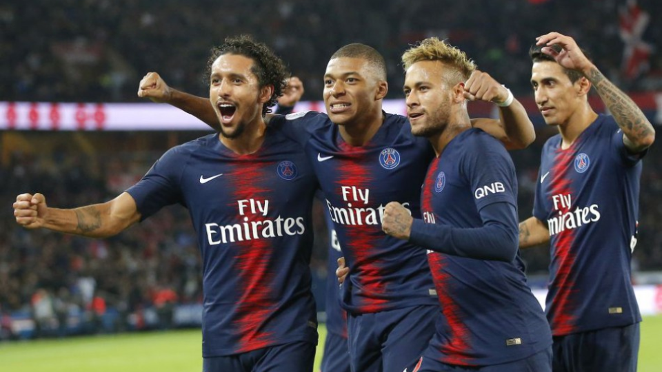  Hráč PSG Kylian Mbappe (druhý zľava) oslavuje so spoluhráčmi Neymarom (druhý sprava), Marquinhosom (vľavo) a Angelom Di Mariom (vpravo) piaty gól do bránky Lyonu vo futbalovom zápase francúzskej ligy Paríž SG - Olympique Lyon v Paríži 7. októbra 2018. 