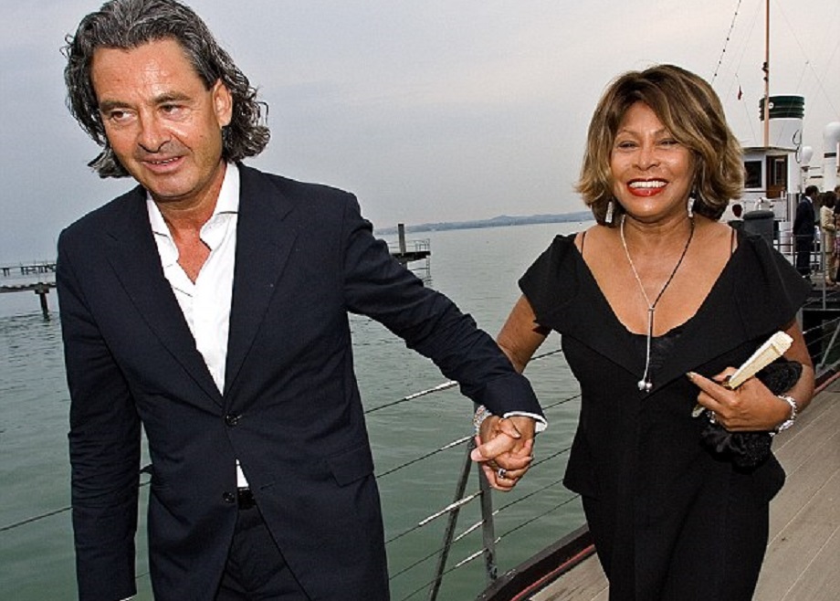 Na archívnej snímke speváčka Tina Turner s manželom.