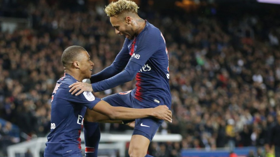 JB 8 Paríž - Hráč PSG Kylian Mbappe (vľavo) oslavuje so spoluhráčom Neymarom štvrtý gól do bránky Lyonu vo futbalovom zápase francúzskej ligy Paríž SG - Olympique Lyon v Paríži 7. októbra 2018. 
