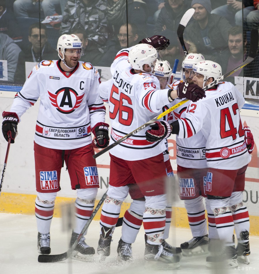 Na snímke hokejisti Jekaterinburgu sa tešia po strelení gólu.
