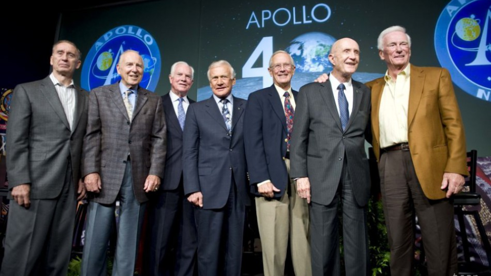 Astronauti programu Apollo pózujú v sídle Amerického  národného úradu pre letectvo a vesmír (NASA) vo Washingtone 20. júla 2009 počas tlačovej konferencie pri príležitosti 40. výročia pobytu prvého človeka na Mesiaci. Na archívnej snímke zľava Walt Cunningham - Apollo 7,  James Lovell - Apollo 8 a 13, David Scott - Apollo 15, Buzz Aldrin - Apollo 11, Charles Duke - Apollo 16, Thomas Stafford - Apollo 10 a Eugene Cernan - Apollo 10 a 17.