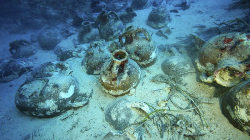 Na snímke sú predmety z obdobia antiky, ktoré objavili potápači vo vraku lode na morskom dne pri gréckom ostrove Furni. 