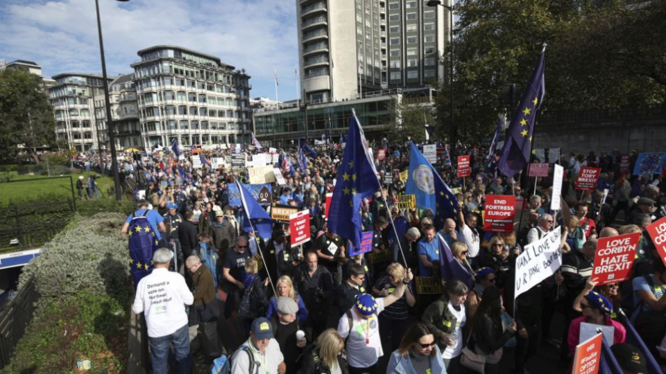 Desiatky tisícok Britov vyšli v sobotu 20. októbra 2018 do ulíc Londýna, aby na pochode ulicami hlavného mesta krajiny a na následnom záverečnom mítingu požadovali druhé referendum o brexite.  Protestná akcia organizátorov z kampane 
