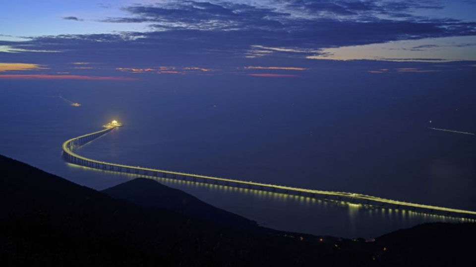 Na snímke pohľad na vysvietený most spájajúci Hongkong, Macao a čínsku pevninu  21. októbra 2018 v Hongkongu. 