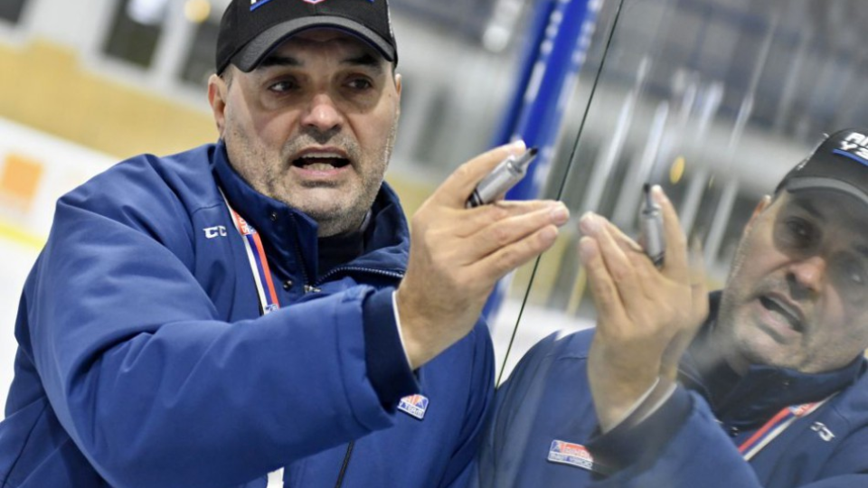 Na snímke tréner slovenskej hokejovej reprezentácie do 20 rokov Ernest Bokroš.