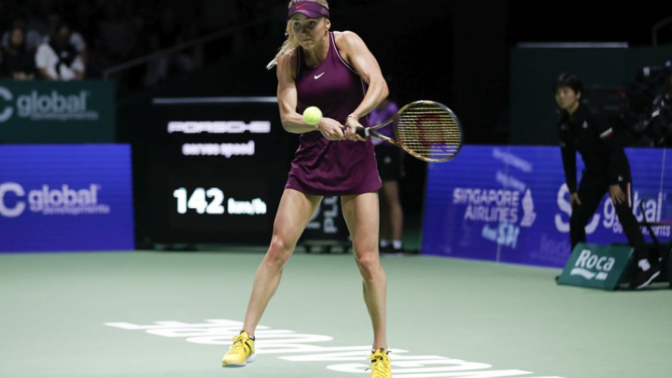 Ukrajinská tenistka Jelina Svitolinová odvracia úder Američanke Sloane Stephensovej vo finále tenisového turnaja MS WTA Tour v Singapure 28. októbra 2018. 