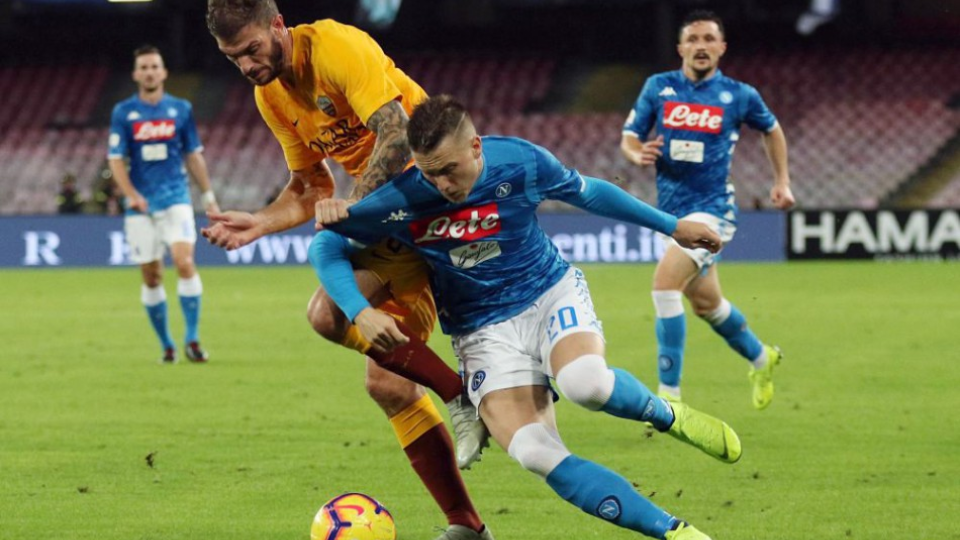 Piotr Zielinski z SSC Neapol a Davide Santon z AS Rím bojujú o loptu počas futbalového zápasu Serie A medzi Neapolom a Rímom na štadióne San Paolo v meste Neapol 28. októbra 2018.