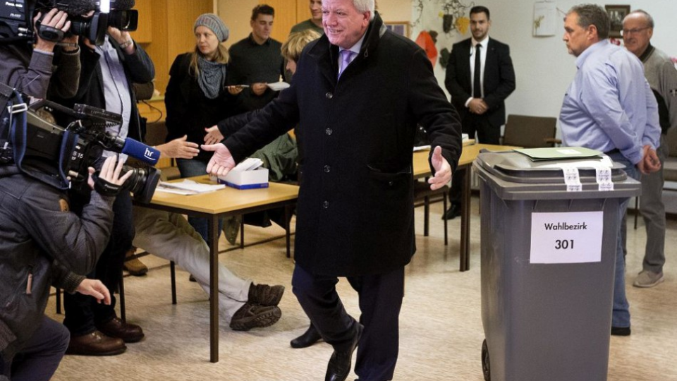 Hesenský premiér a top kandidát Kresťansko-demokratickej strany Volker Bouffier odchádza po jeho hlasovaní vo voľbách do krajinského parlamentu v nemeckej spolkovej krajine Hesensko vo volebnej miestnosti v Giessene 28. októbra 2018.