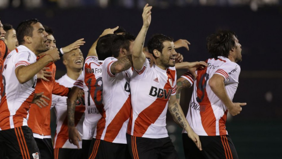Na snímke futbalisti argentínskeho klubu River Plate oslavujú postup do finále Pohára osloboditeľov. 
