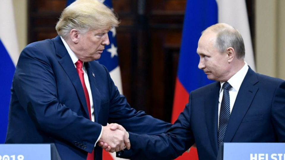 Na archívnej snímke vľavo americký prezident Donald Trump a vpravo ruský prezident Vladimir Putin.