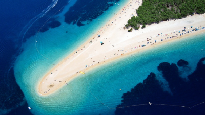 Najznámejšiu chorvátsku pláž zmenila búrka na nepoznanie. Pozrite, čo dokáže vietor