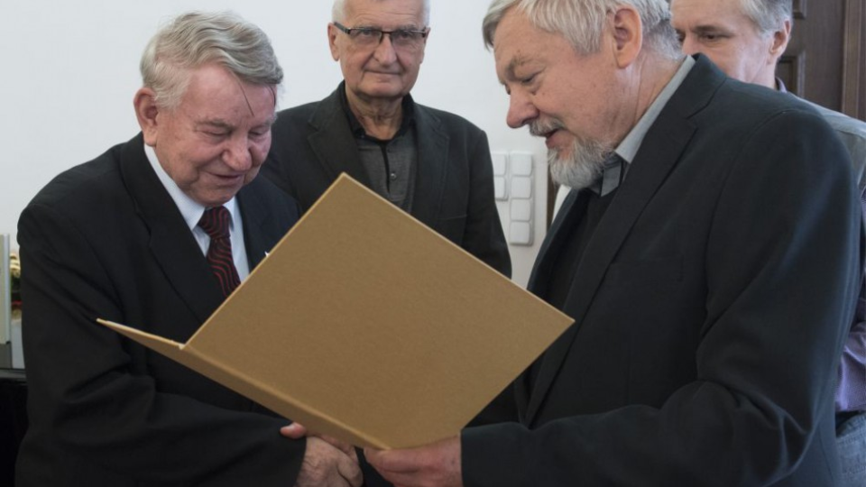 Na snímke predseda Spolku slovenských spisovateľov Miroslav Bielik (vpravo) odovzdáva Jaroslavovi Rezníkovi Cenu Milana Rúfusa za poéziu.