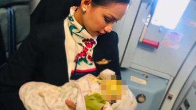 Mamičke došlo v lietadle mlieko pre bábätko. Reakciu tejto letušky chváli celý svet