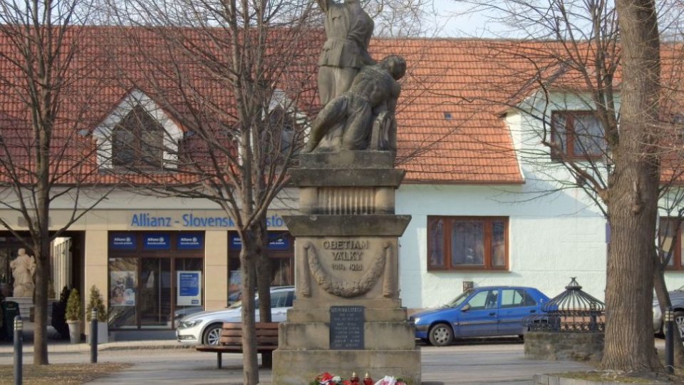 Na snímke pomník padlým vojakom v prvej a druhej svetovej vojne v Skalici.
