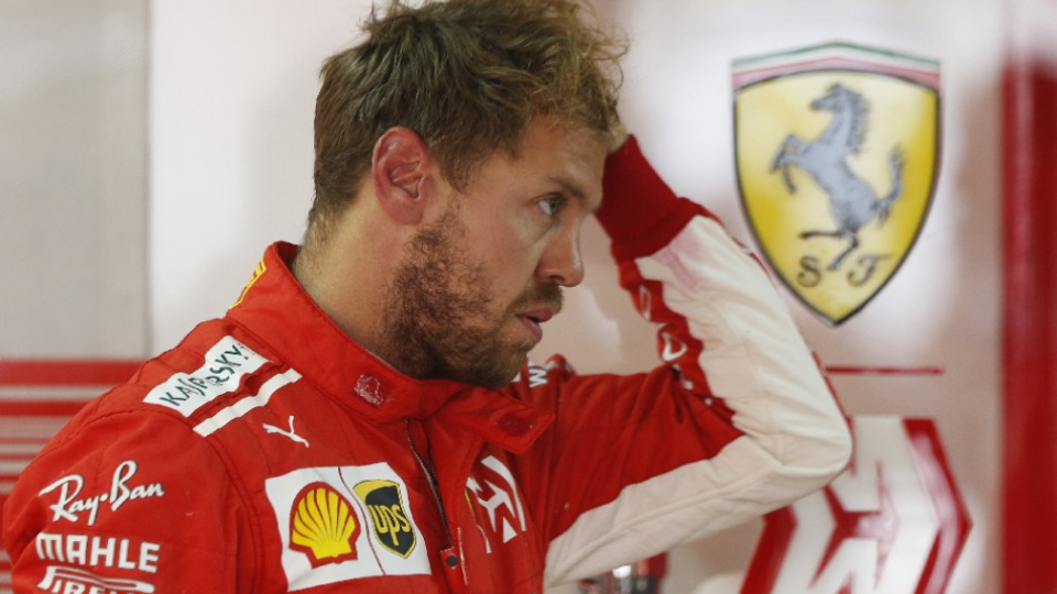 Nemec Sebastian Vettel (Ferrari) v boxoch po treťom voľnom tréningu na okruhu Interlagos v Sao Paule pred Veľkou cenou Brazílie 10. novembra 2018.