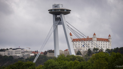 Policajti v Bratislave zachránili muža, ktorý chcel skočiť z Mosta SNP