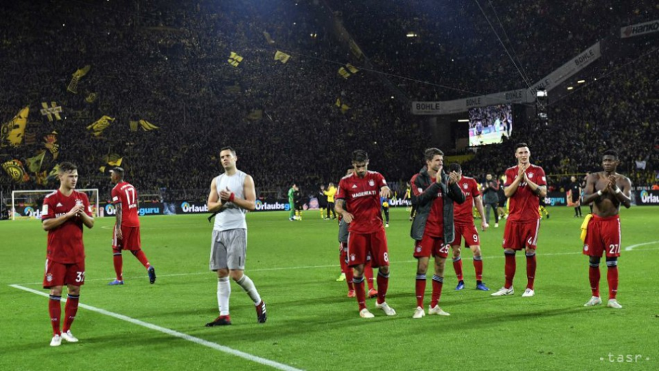 Hráči Bayern Mníchov v zápase s Borussia Dortmund.