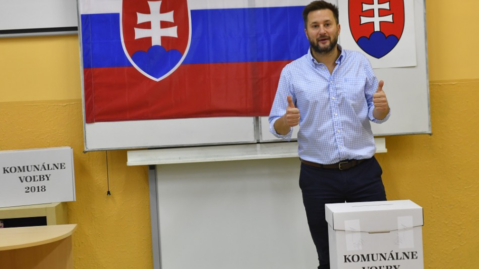 Na snímke kandidát na primátora Bratislavy Matúš Vallo vhadzuje hlasovací lístok do volebnej schránky vo voľbách do orgánov samosprávy obcí  v Bratislave 10. novembra 2018.