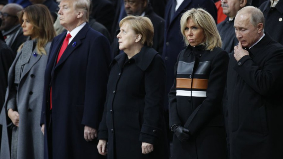 Na snímke zľava manželka amerického prezidenta Donalda Trumpa Melania Trumpová, americký prezident Donald Trump, nemecká kancelárka Angela Merkelová, manželka francúzskeho prezidenta Brigitte Macronová a ruský prezident Vladimir Putin počas slávnostného ceremoniálu pri Víťaznom oblúku v Paríži pri príležitosti stého výročia ukončenia 1. svetovej vojny 11. novembra 2018. 