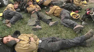 Fotka vyčerpaných hasičov, ktorí 24 hodín bojovali s ohňom, zasiahla celý svet. Týmto hrdinom patrí veľký rešpekt