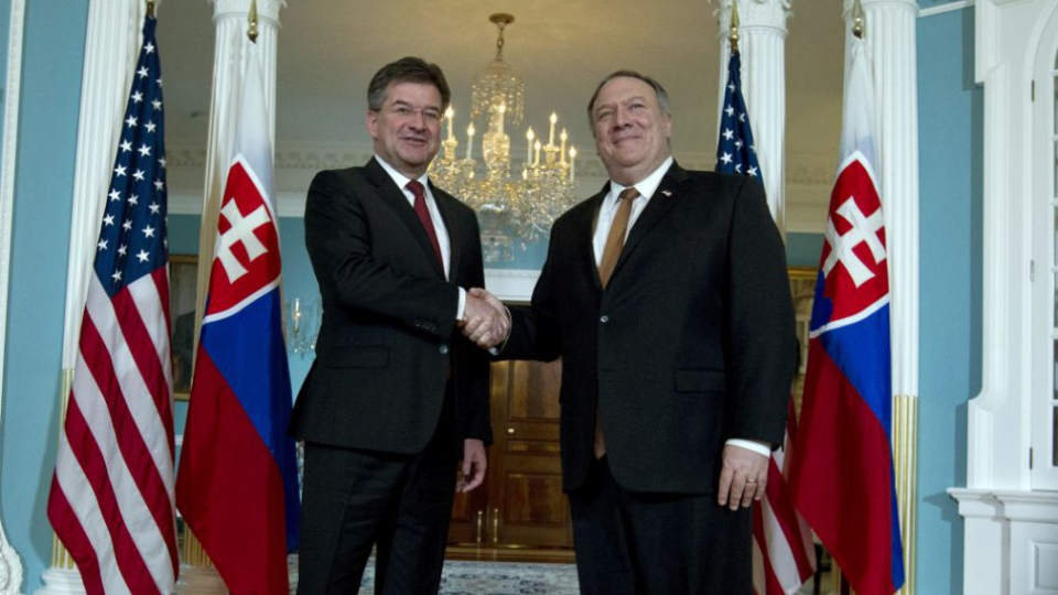 Americký minister zahraničných vecí Mike Pompeo (vpravo) a slovenský minister zahraničných vecí a európskych záležitostí Miroslav Lajčák počas stretnutia 14. novembra 2018 vo Washingtone.