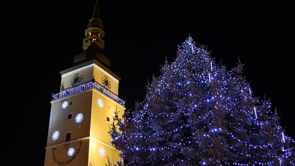 Vianočný stromček na Trojičnom námestí v Trnave.
