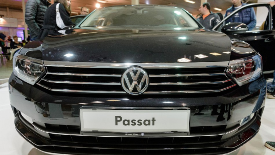 Vyše 22 značiek automobilov sa predstavuje na tohtoročnom autosalóne, ktorý môže navštíviť odborná a lajická verejnosť od 8. do 11. októbra 2015 na výstavisku Agrokomplex v Nitre. Na snímke Volkswagen Passat.
