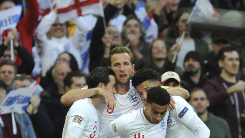 Hráč Anglicka Harry Kane (v strede) oslavuje so spoluhráčmi svoj gól v zápase 6. kola Ligy národov Anglicko - Chorvátsko v Londýne 18. novembra 2018.