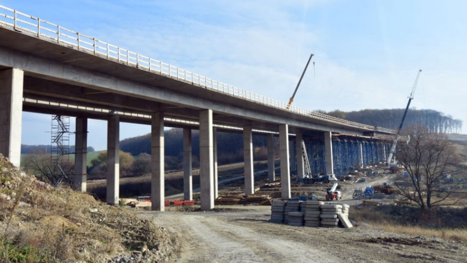 Na snímke výstavba diaľničného úseku D1 Budimír – Bidovce pri Košiciach 19. novembra 2018. Úsek v dĺžke 14,4 kilometra začali budovať v roku 2016 a dobudovaný by mal byť na prelome rokov 2019 a 2020.