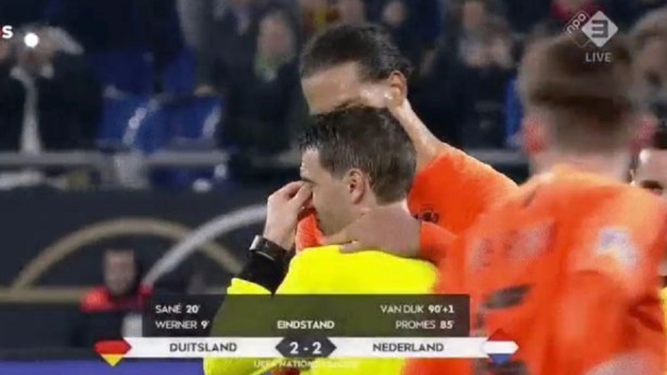 Rumunský rozhodca Ovidiu Hategan plače po pondelňajšom zápase v Lige národov medzi Nemeckom a Holandskom v Gelsenkirchene 19. novembra 2018.
