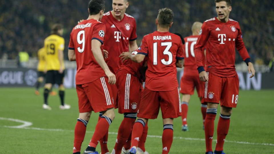 Hráč Bayernu Robert Lewandowski (vľavo).
