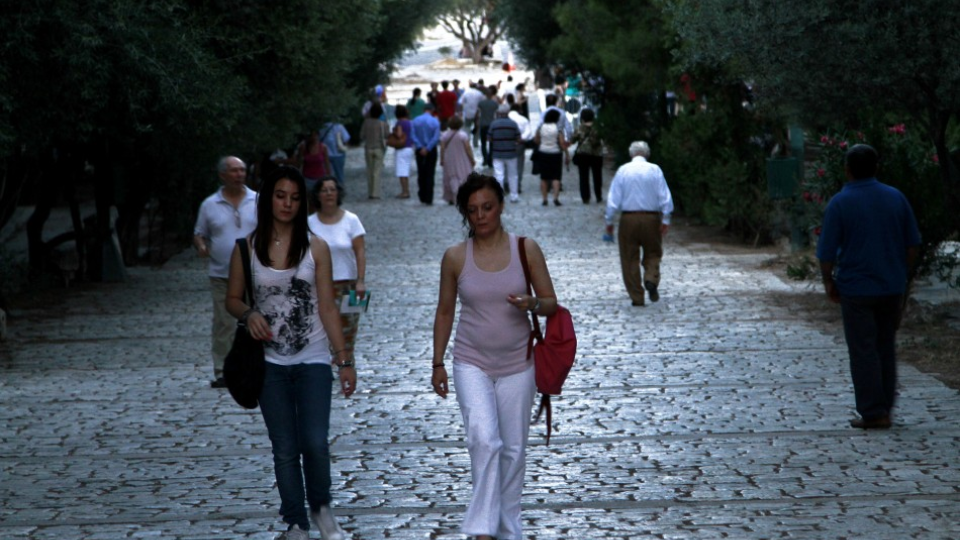 Atény - Ľudia sa prechádzajú v pešej zóne gréckeho vrchu Akropolis