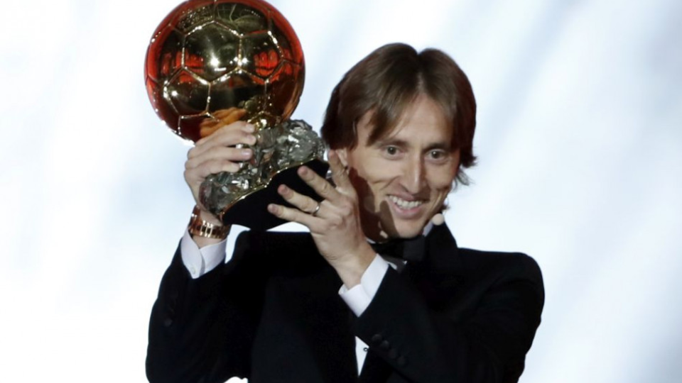 Chorvátsky futbalista Luka Modrič z Realu Madrid dostal ocenenie Zlatá lopta francúzskeho magazínu France Football za rok 2018, 3. decembra 2018 v Paríži.