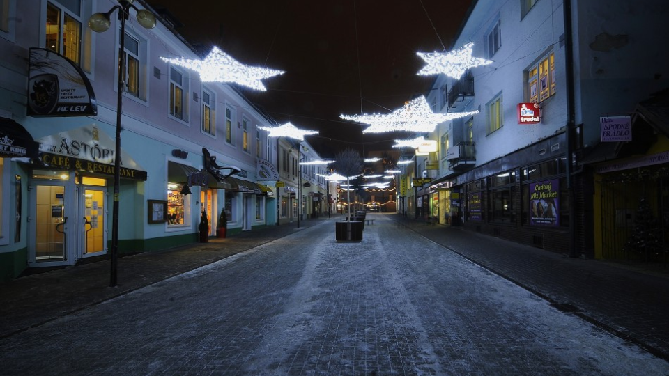 Vianočná atmosféra s rozžiarenými hviezdami na ulici 1. mája v centre Popradu, archívna snímka.