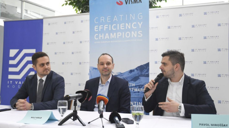 Na snímke zľava Oto Pisoň zo SARIO, riaditeľ spoločnosti Visma Nils Vold a riaditeľ IT Valley Pavol Miroššay. Košice, 6. decembra 2018.