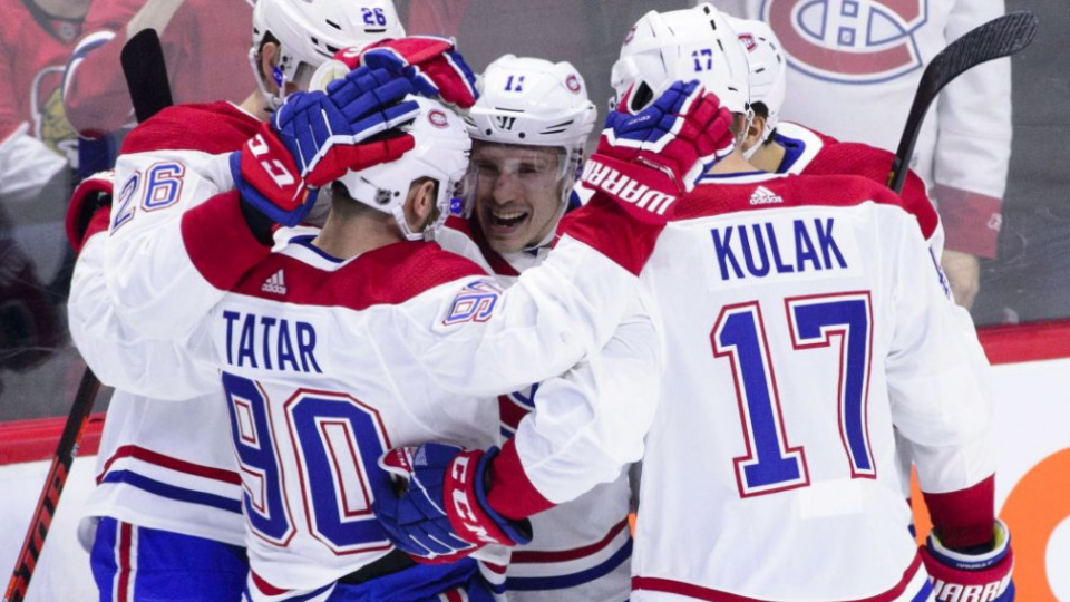 Slovenský hokejista v drese Montrealu Canadiens Tomáš Tatar (90) sa teší so spoluhráčmi po strelení gólu v zápase zámorskej hokejovej NHL Ottawa Senators - Montreal Canadiens v Ottawe 7. decembra 2018.