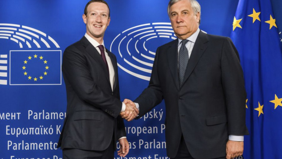 Predseda Európskeho parlamentu Antonio Tajani (vpravo) a generálny riaditeľ spoločnosti Facebook Mark Zuckerberg si podávajú ruky počas príchodu do Európskeho parlamentu 22. mája 2018 v Bruseli. 