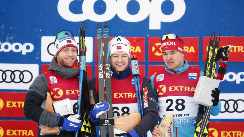 Nórsky bežec na lyžiach Sjur Röthe (uprostred) zvíťazil v pretekoch na 30 km voľnou technikou v rámci podujatia Svetového pohára 8. decembra 2018 v Beitostölene. Na druhom mieste skončil jeho krajan Martin Jansrud (vľavo) a tretí  Rus Andrej Melničenko (vpravo).