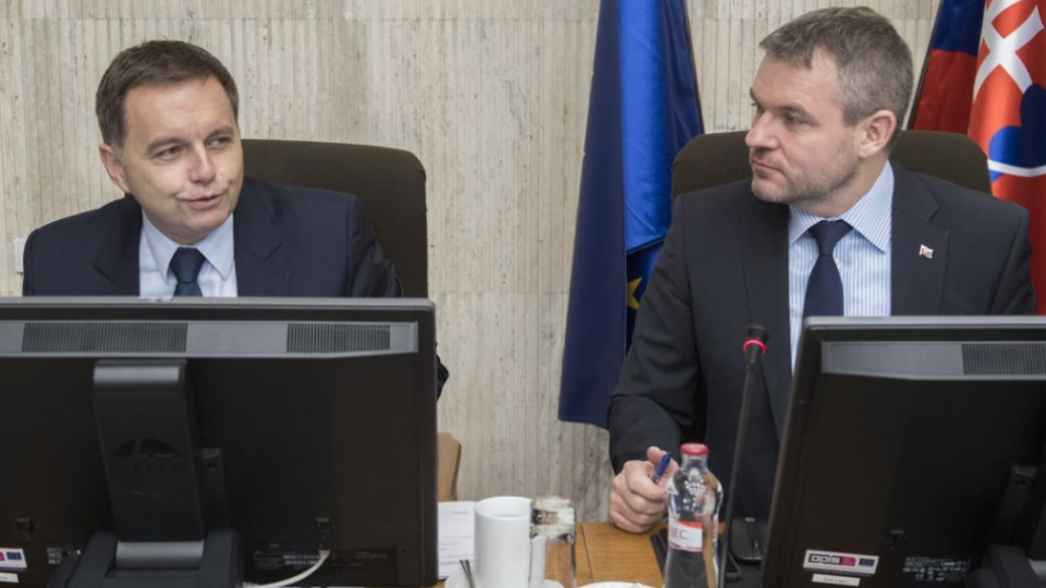 Na snímke vpravo premiér SR Peter Pellegrini a vľavo minister financií SR Peter Kažimír počas 132. zasadnutia vlády SR v Bratislave 12. decembra 2018. 