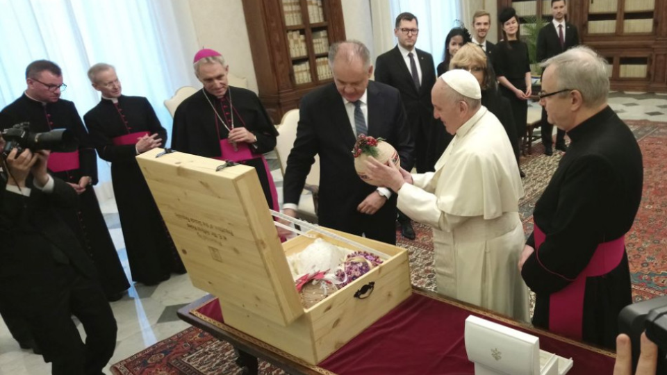 Na snímke prezident SR Andrej Kiska (tretí vpravo) odovzdáva pápežovi Františkovi dar zo Slovenska počas audiencie 14. decembra 2018 vo Vatikáne.