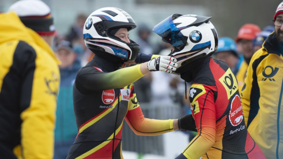 Nemecké bobistky Ann-Christin Stracková a  Stephanie Schneiderová sa objímajú po výhre na pretekoch Svetového pohára v nemeckom Winterbergu, 15. decembra 2018.