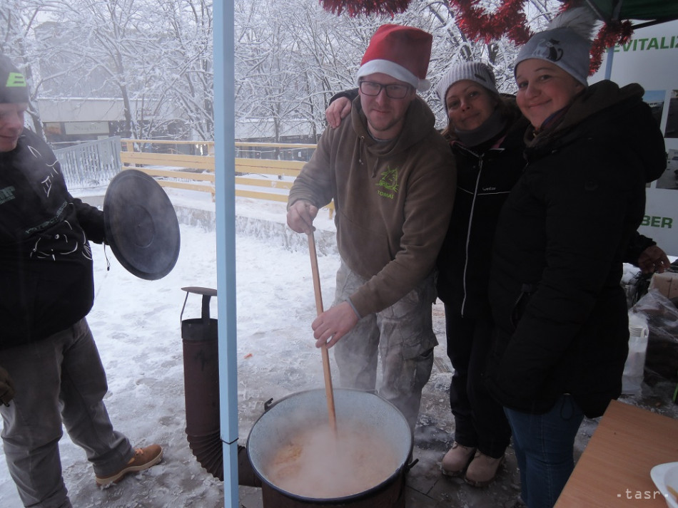 Na snímke zástupca jedného z tímov, ktoré sa zúčastnili súťaže vo varení vianočnej kapustnice počas podujatia Vianoce na námestí v Lamači 15. decembra 2018. 