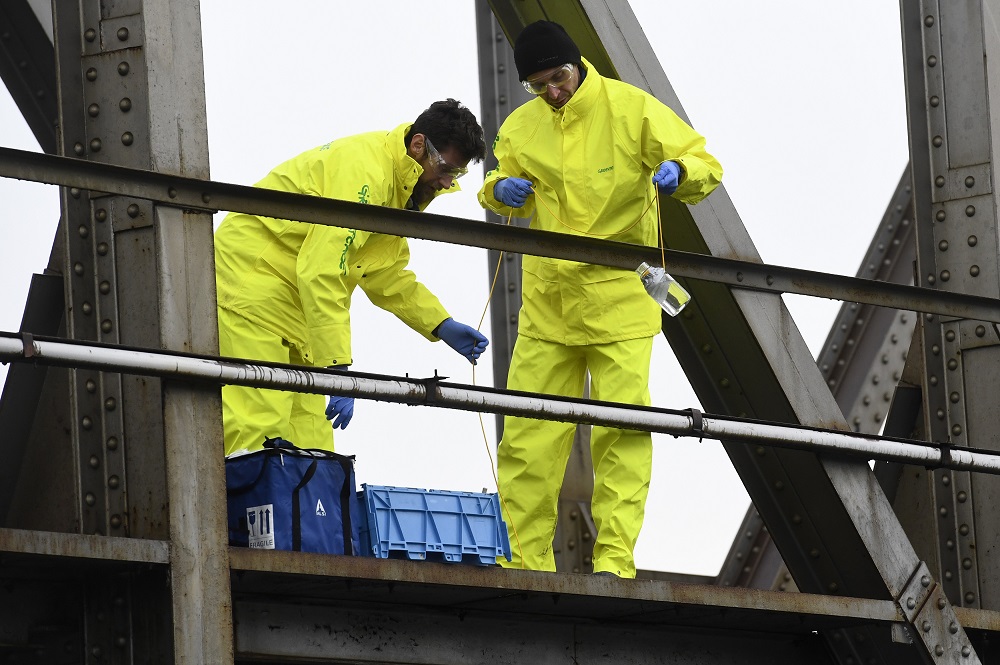 Aktivisti Greenpeace na ťažnej veži v areáli bane v Novákoch.