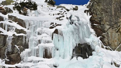 Prekrásna ukážka tatranskej zimy: Vodopád Skok sa zmenil na čarokrásny ľadopád