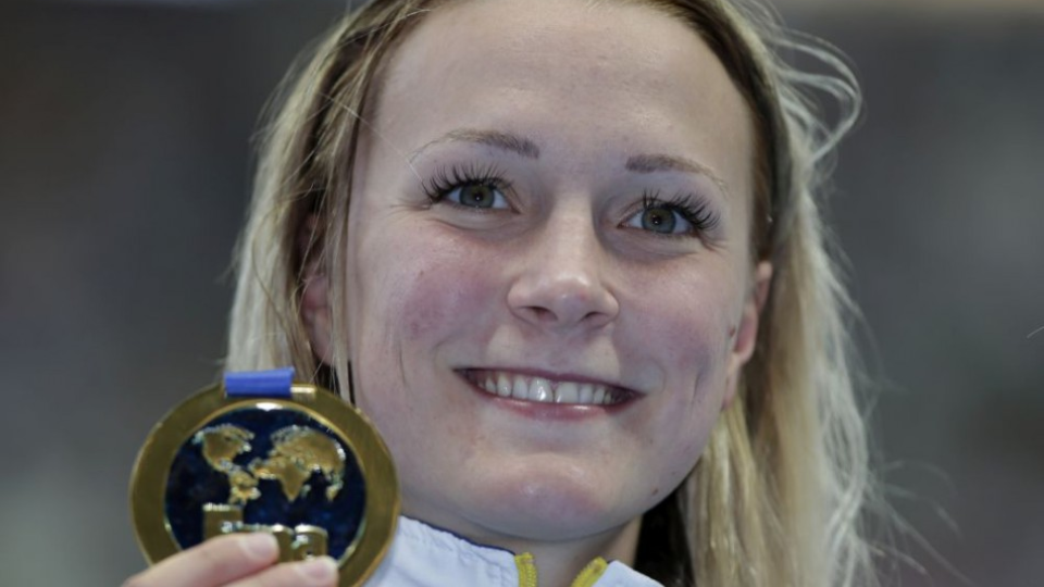 Švédska plavkyňa Sarah Sjöströmová drží zlatú medailu za víťazstvo vo finále na 100 metrov motýlik na MS FINA v novom svetovom rekorde 55,64 v ruskej Kazani 3. augusta 2015. 
