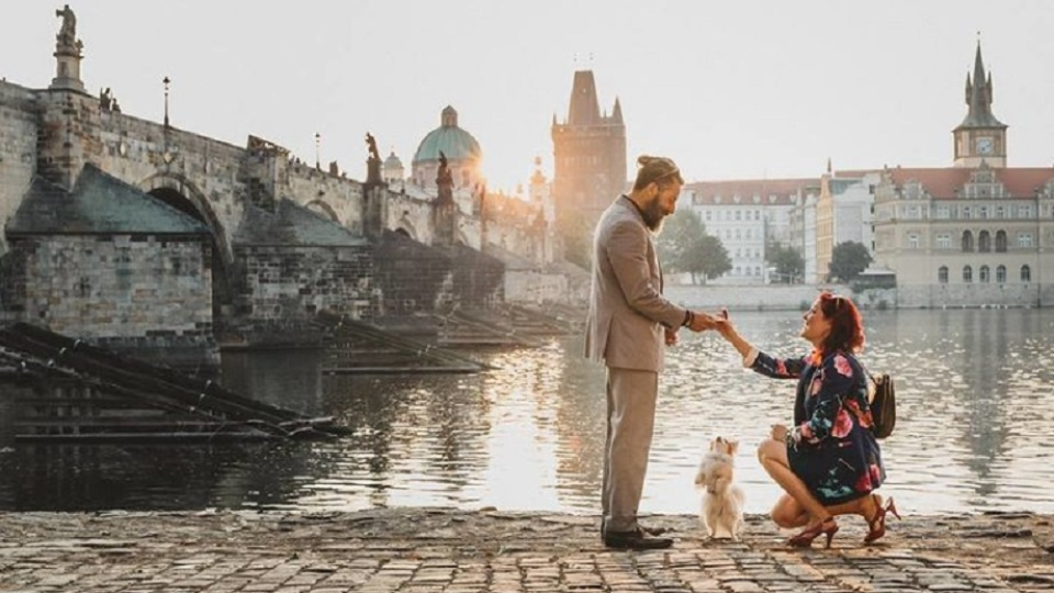 Romantické požiadanie o ruku na Karlovom moste. Sonja Lyshchynki a jej priateľ Stefan Dumas. 