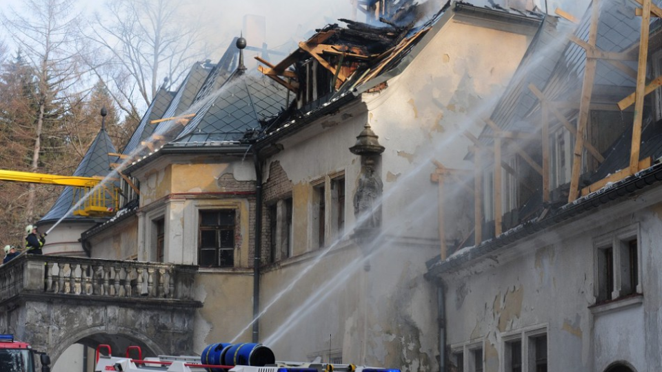 Na archívnej snímke požiar kaštieľa v obci Kunerad v okrese Žilina 10.marca 2010.