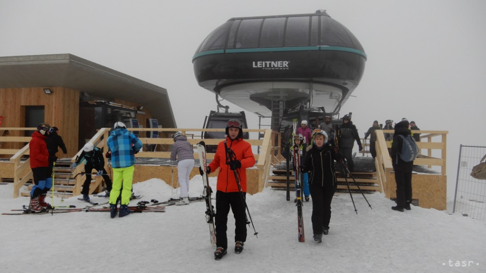 Na snímke lyžiari vychádzajú z vrcholovej stanice novej lanovej dráhy v lyžiarskom stredisku v Bachledovej doline v Ždiari 30. decembra 2018.