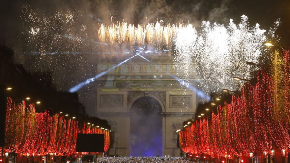 Ohňostroj exploduje nad Víťazným oblúkom počas novoročných osláv 1. januára 2019 v Paríži.