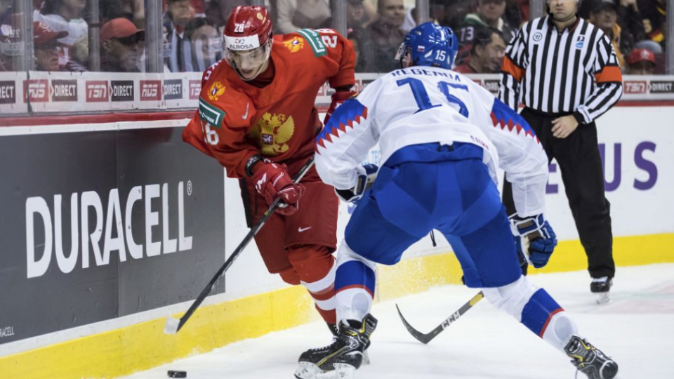 Slovenskí hokejisti prehrali vo štvrťfinále na juniorských MS vo Vancouveri s Ruskom 3:8 a s turnajom sa rozlúčili.